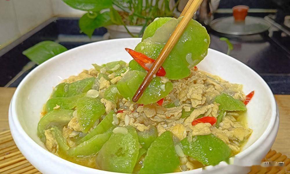 丝瓜炒鸡蛋怎样才好吃，教你一招，做出来色泽诱人，鲜嫩爽滑