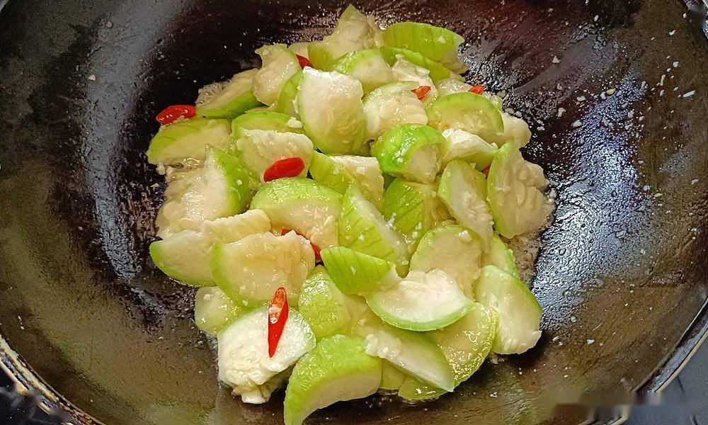 丝瓜炒鸡蛋怎样才好吃，教你一招，做出来色泽诱人，鲜嫩爽滑
