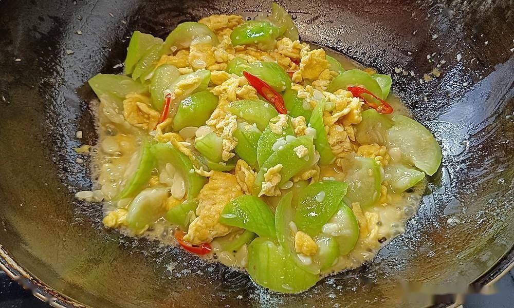 丝瓜炒鸡蛋怎样才好吃，教你一招，做出来色泽诱人，鲜嫩爽滑
