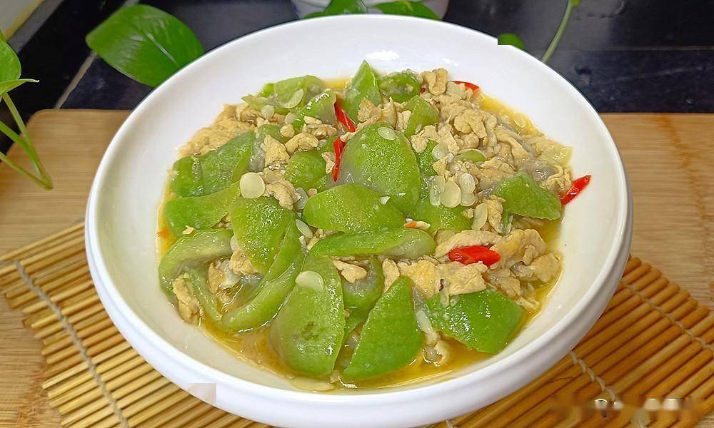 丝瓜炒鸡蛋怎样才好吃，教你一招，做出来色泽诱人，鲜嫩爽滑