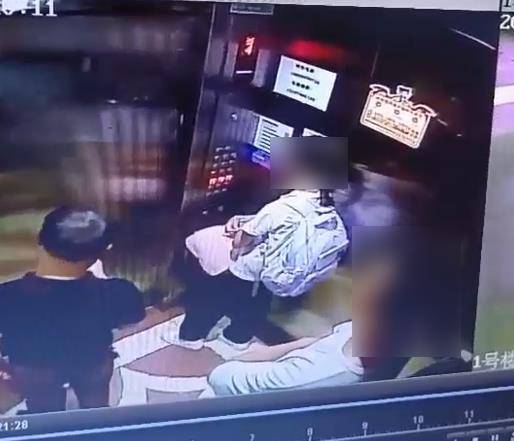 男子尾随女童进出电梯还捂她嘴巴？网友疑其是人贩子，重庆警方澄清